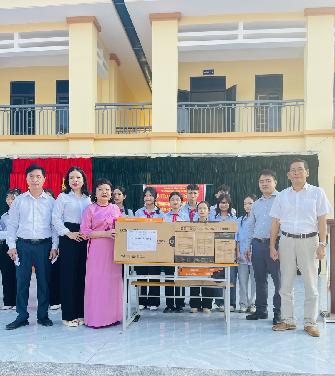Thầy Nguyễn Đức Thành trực tiếp trao học bổng và động viên học sinh luôn cố gắng đạt thành tích cao
